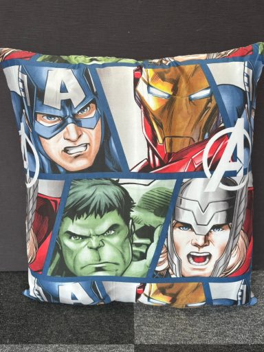 Cushion featuring Marvel superheroes: Captain America, Iron Man, Hulk, and Thor.