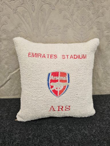 Cushion featuring "Emirates Stadium" and the Arsenal FC logo with "ARS" text.