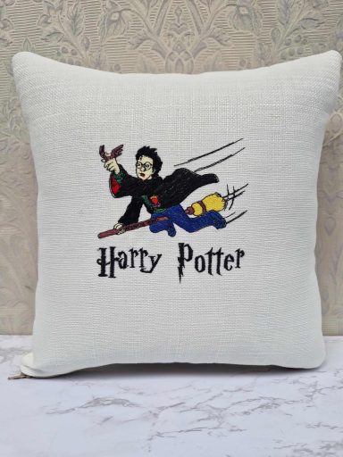 Cushion featuring an illustration of a character flying with a broomstick and the text "Harry Potter".