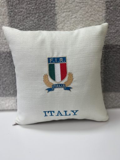 Cream cushion featuring the Italian flag and the word "ITALY" in blue.